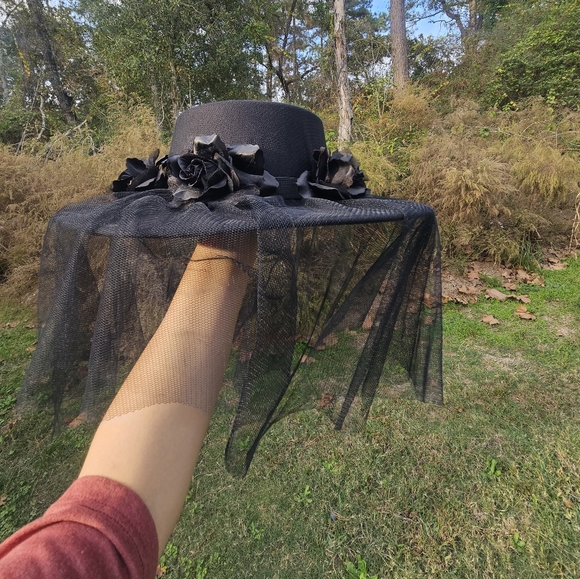 Black Rose Hat - Picture 2 of 10